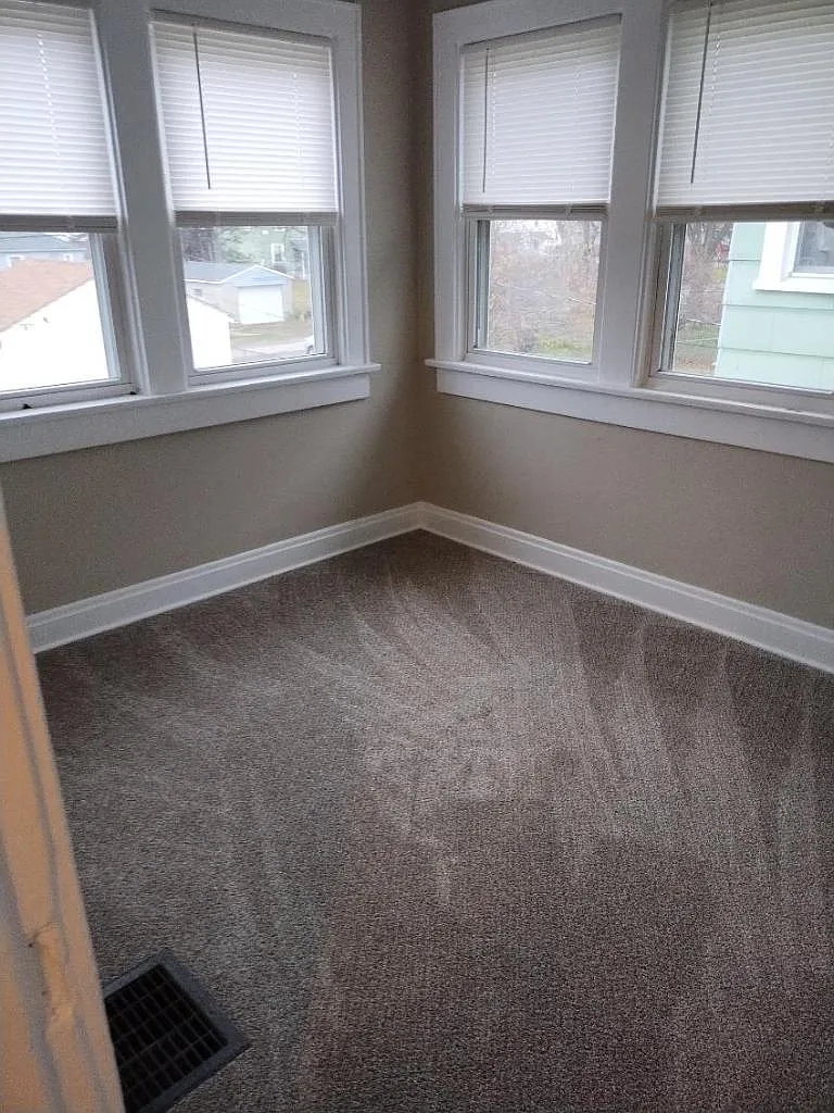 3 bed, 1100 sqft, $1,200 — Photo 3