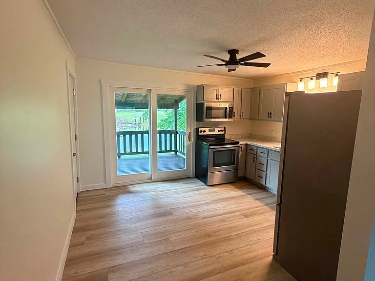 1072 Lake Dr — Photo 11
