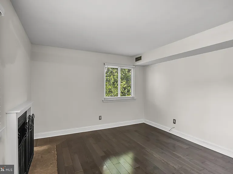 702 Abbey Ct — Photo 8