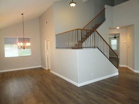 4th image of 2421 S Menlo Ave