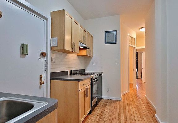 5th image of 124 Mac Dougal St APT 4