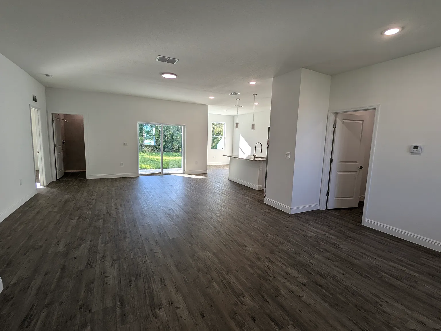 4 bed, 1881 sqft, $2,200 — Photo 3