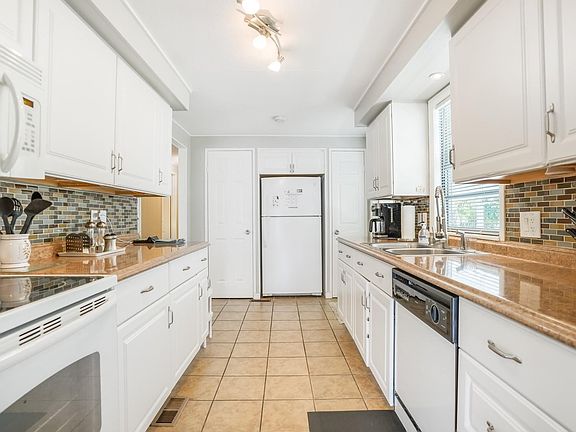3rd image of 3141 Teakwood Lane