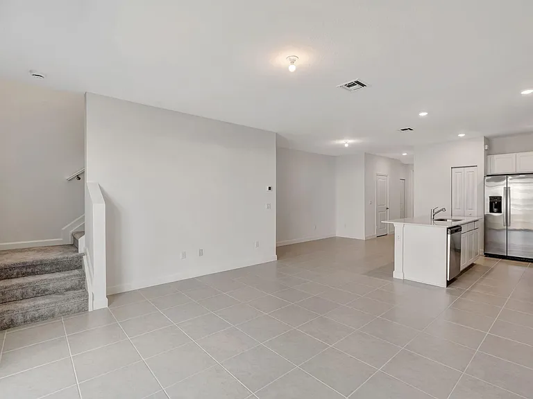 539 SE Rivergrass St — Photo 11