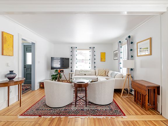 Main Floor
Living Room 1
L-couch
+55" TV