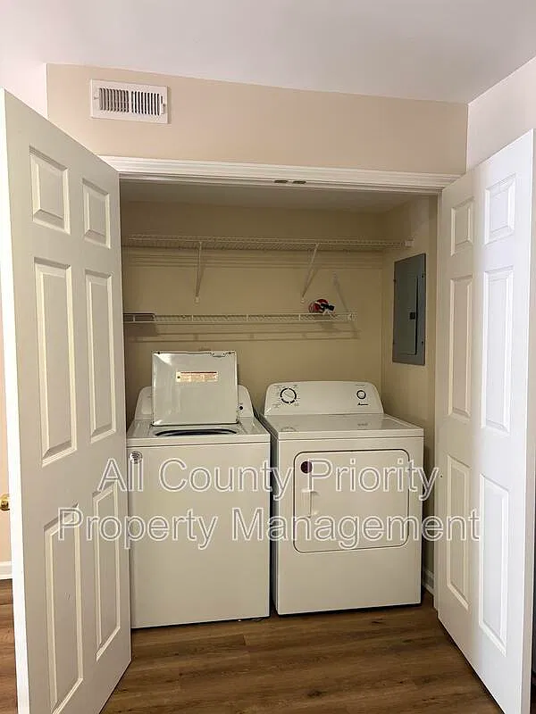 2 bed, 1.0 bath, $1,275 — Photo 3