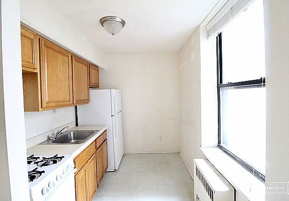 3rd image of 393 Hewes St APT 3A