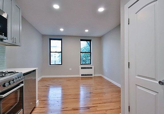 3rd image of 128 Saint Marks Pl APT 4B