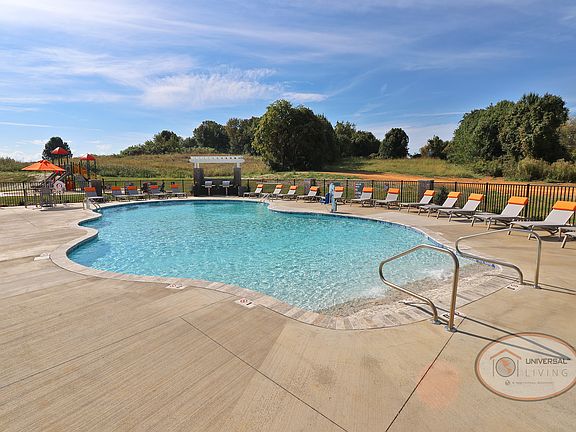 Universal at Mountain View Pool - Zero entry, resort-style pool