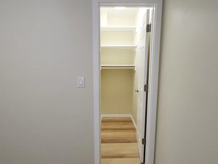 526 Belmont Ave E — Photo 4