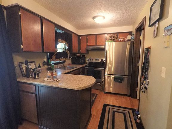 4th image of 209 Oakwood Ln #9