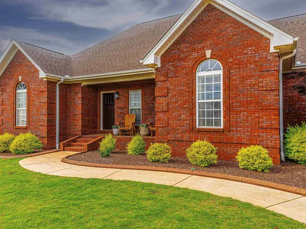 100 Melissa Dr, Muscle Shoals, AL 35661