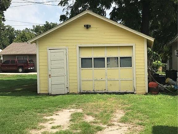 3rd image of 616 N Pine St