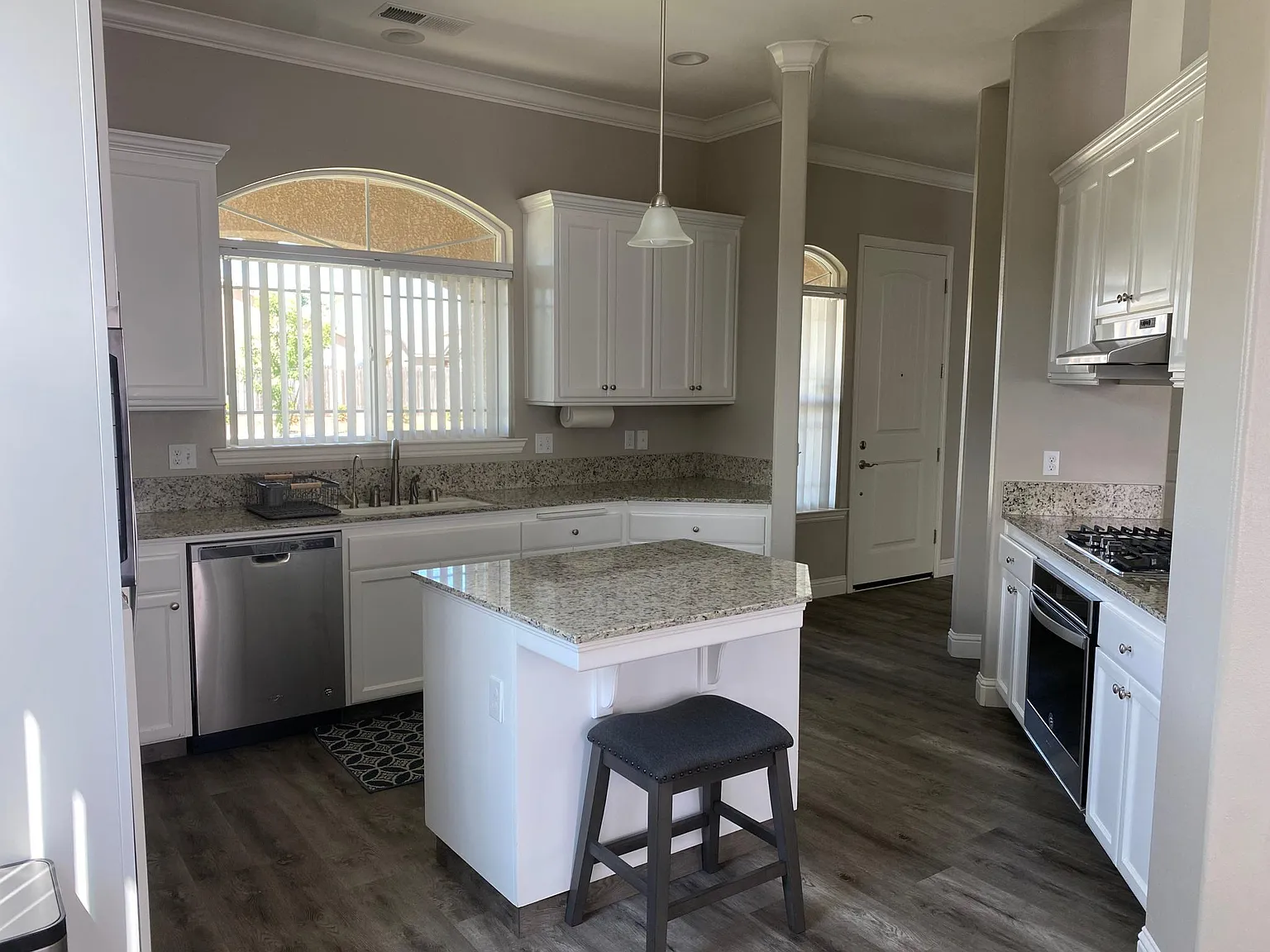 3 bed, 1639 sqft, $2,600 — Photo 2