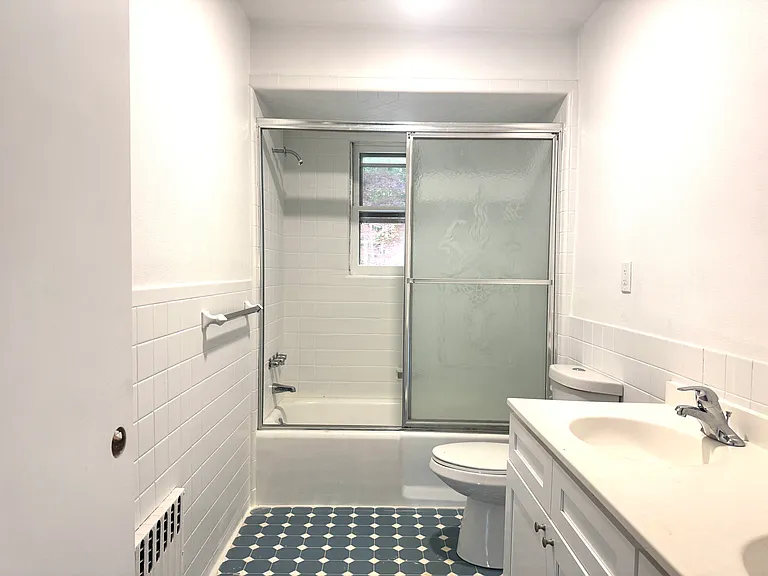 560 Taxter Rd — Photo 16
