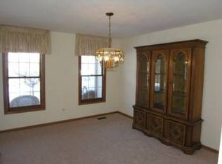 5289 Oakview Ln, Gurnee, IL 60031