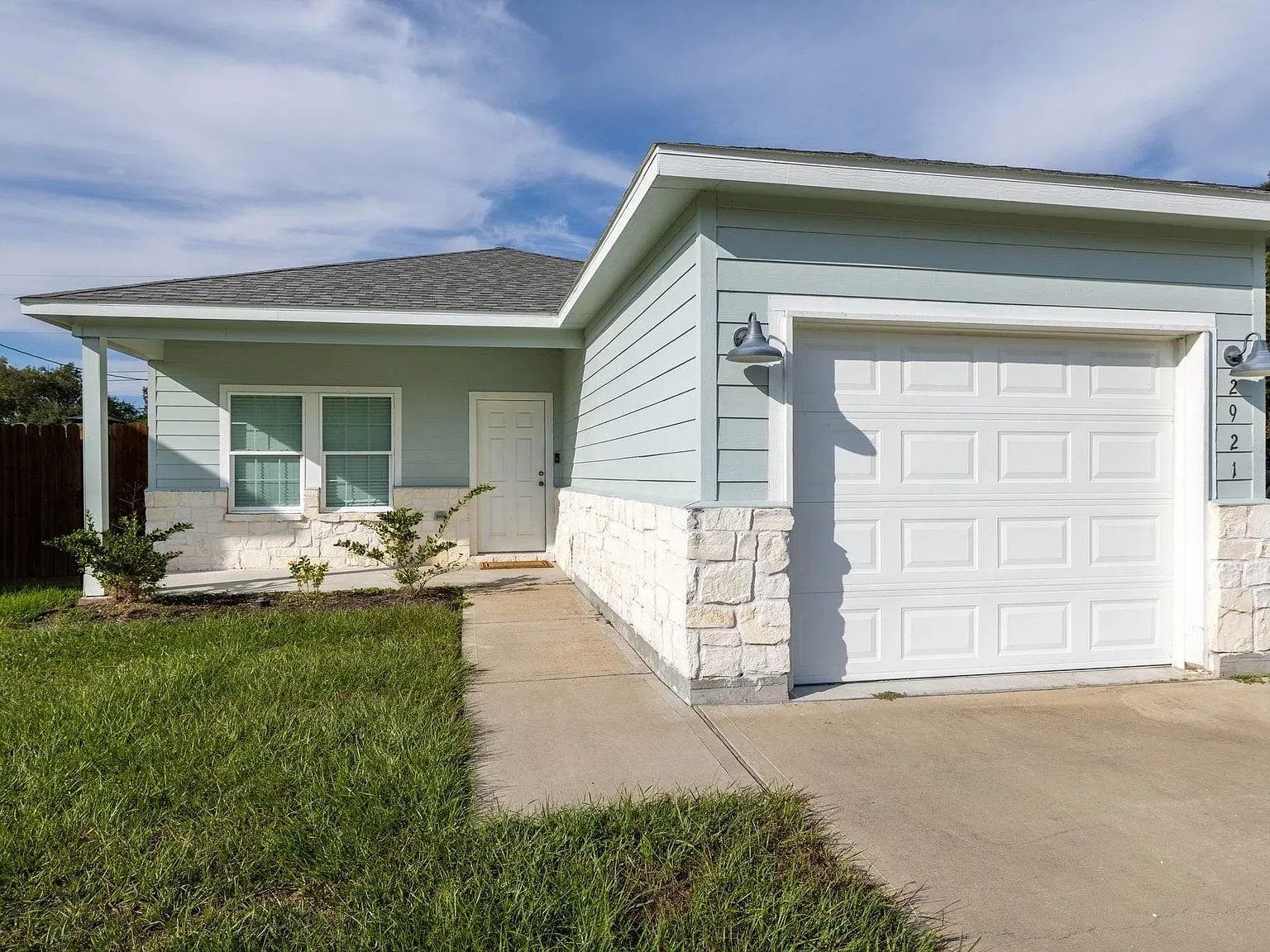 3 bed, 2.0 bath, 1272 sqft, $1,900 — Photo 4