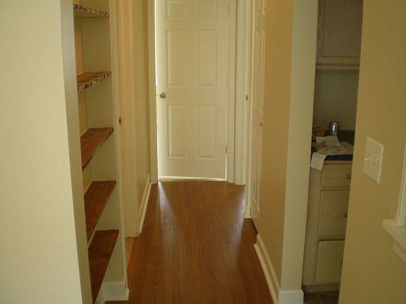4th image of 706 E Victoria Cir