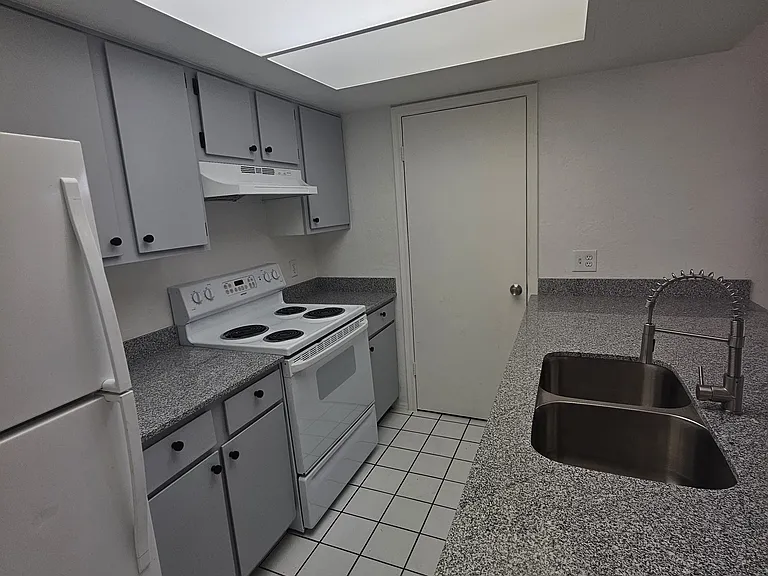 1618 N 32nd St #10 — Photo 2