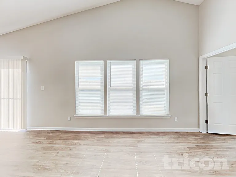 143 Markham Dr — Photo 3