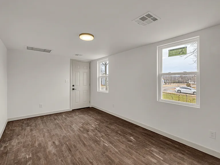 1017 W Newton St — Photo 6