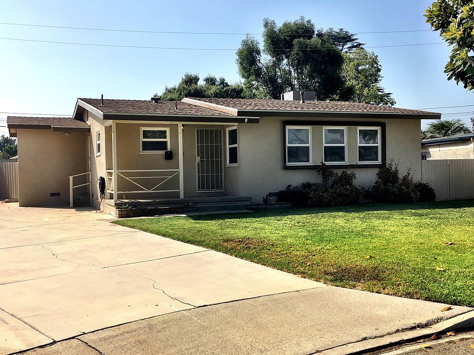 Large driveway and front yard.