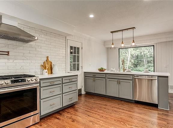 3rd image of 10206 Rosewood St