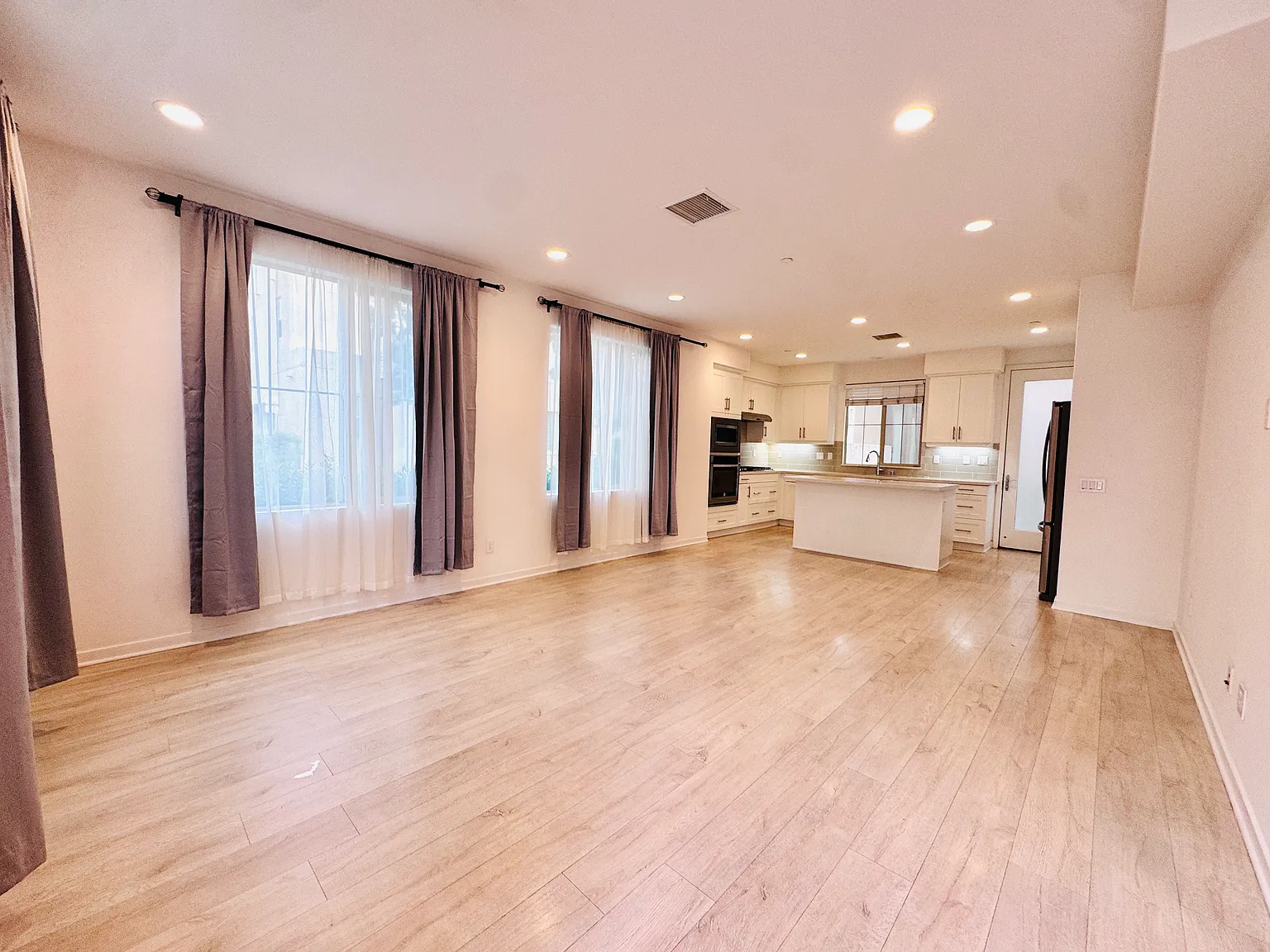 3 bed, 2.5 bath, 2199 sqft, $5,200 — Photo 3