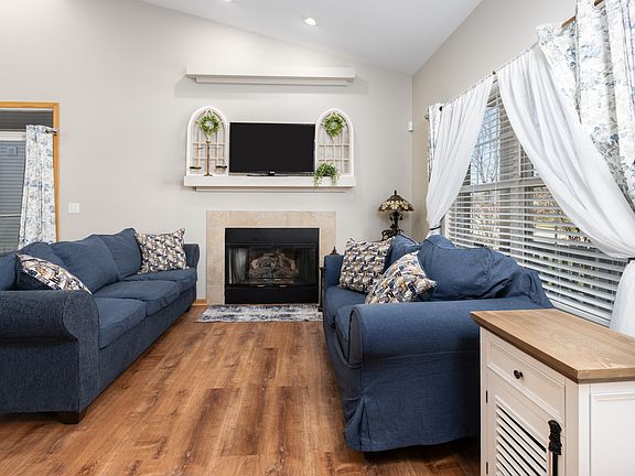 5th image of 2561 Ross St