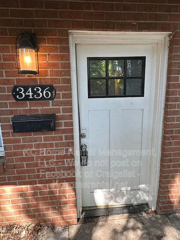 2 bed, 1.0 bath, $950 — Photo 3