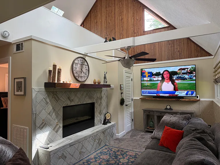 200 Pine Dr — Photo 3