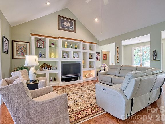 3rd image of 36 Timberidge Dr