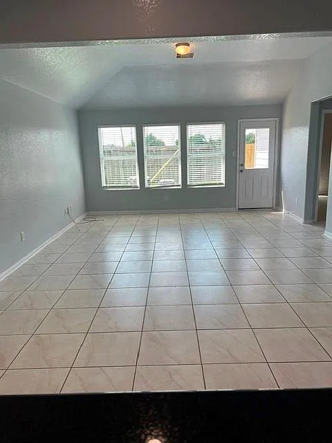 3 bed, 2.0 bath, 1856 sqft, $2,000 — Photo 4
