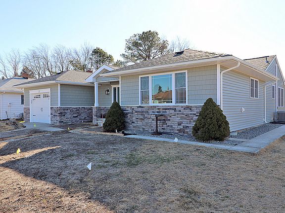 3rd image of 21 Bonaire Dr
