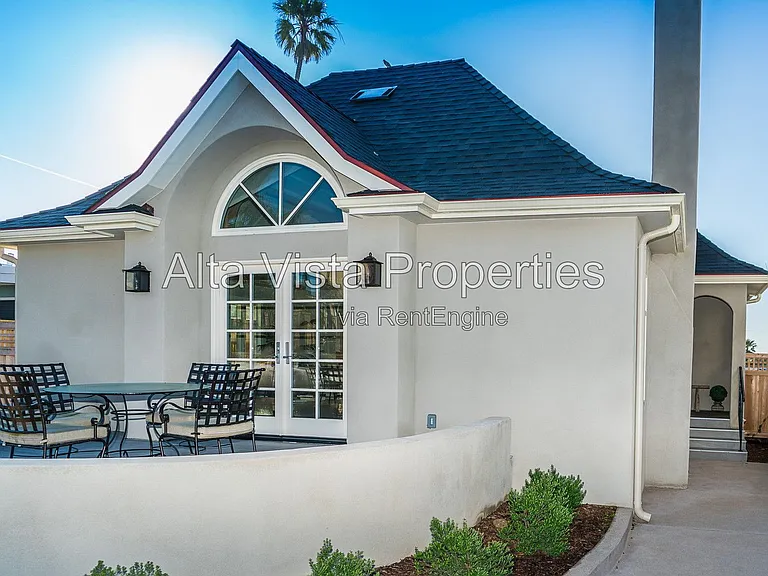 5606 Dolphin Pl — Photo 2