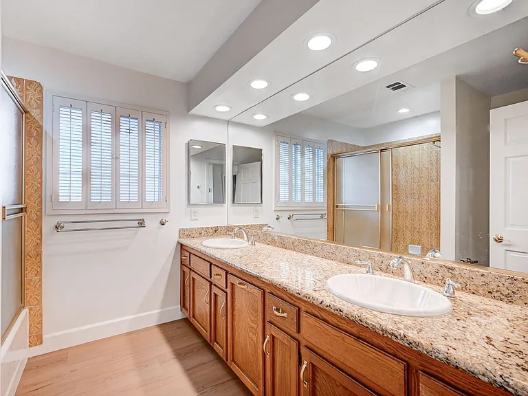 2916 W Oakey Blvd — Photo 19