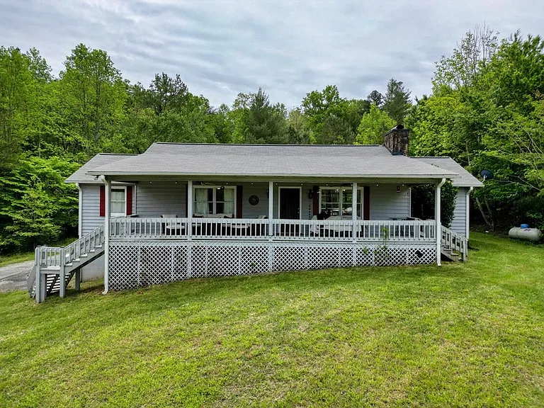 1085 Jones Creek Rd — Photo 2