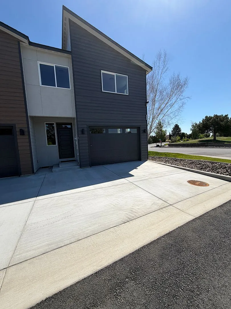 !! Limited Time Move-In Special!! - First And Last Month Free Rent With A 12 Month Lease! — Photo 2