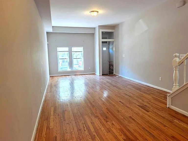 539 N Luzerne Ave — Photo 3
