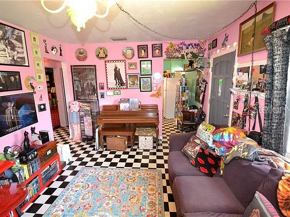 5th image of 10413 Newport Cir