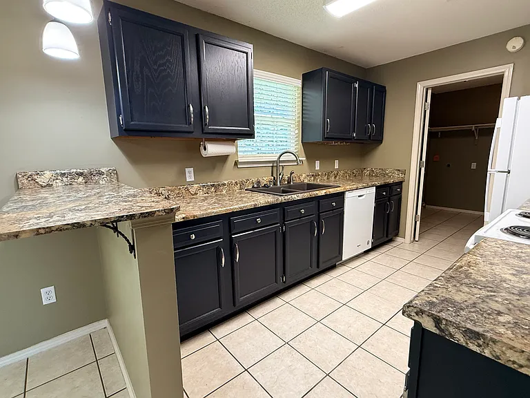 1721 Eastgate Cir — Photo 5