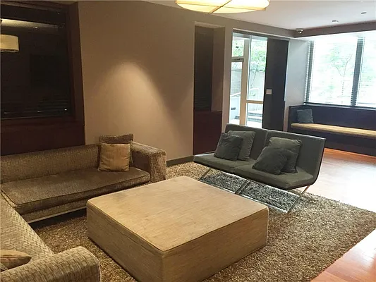 Rented by R New York | media 16