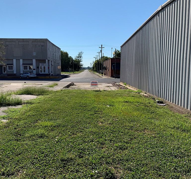 2nd image of 110 N Main St