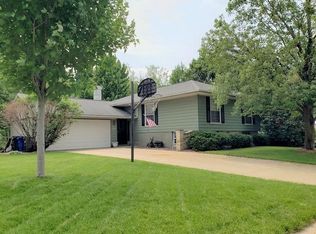 219 Sand Ln NW, Cedar Rapids, IA 52405