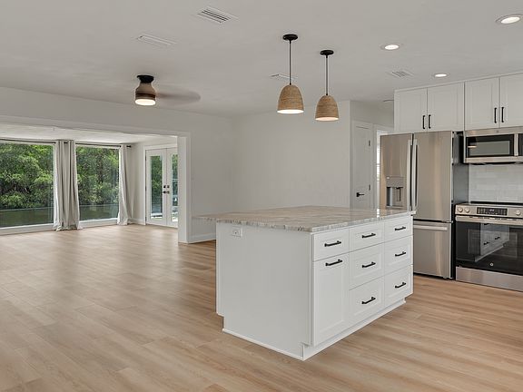 3rd image of 9411 Sun Isle Dr NE