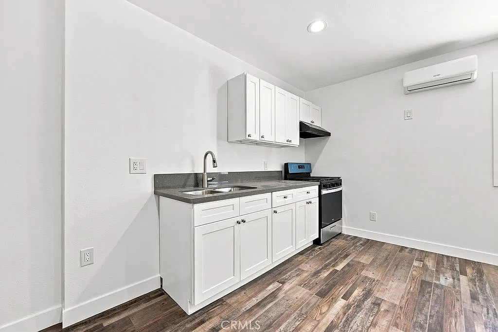 Studio, 350 sqft, $1,650 — Photo 2