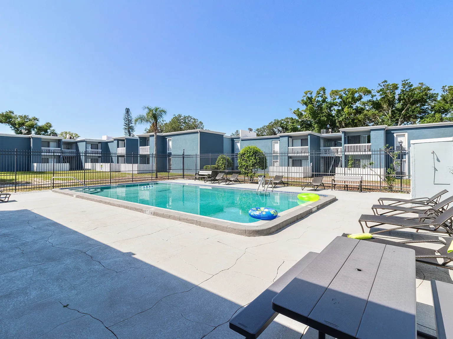 Oak Park Apartments — Photo 3