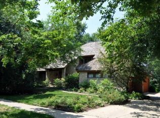 1001 Thoroughbred Cir, St Charles, IL 60174