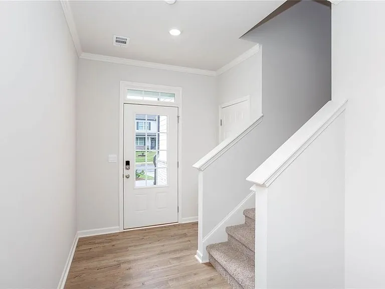 131 Landsdowne Way — Photo 2