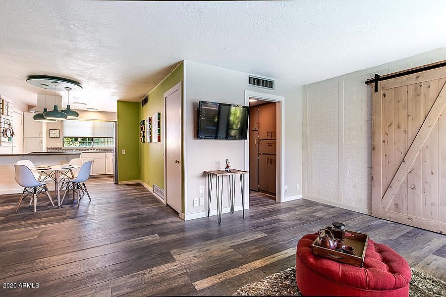 1st image of 520 W Clarendon Ave Unit E7